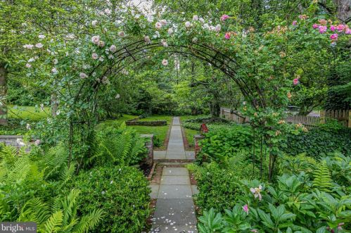 19 Greenhouse Dr, Princeton NJ  08540-4801 exterior