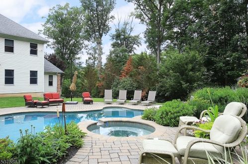 4 Strawberry Ln, Warren, NJ 07059-7052