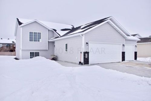 3439 17th St, Moorhead, MN 56560-7046