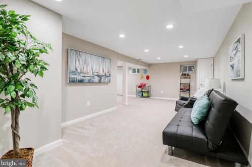 5502 Kings Park Dr, Springfield VA  22151-1106 exterior