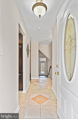 5242 Lonsdale Dr, Springfield, VA 22151-1712