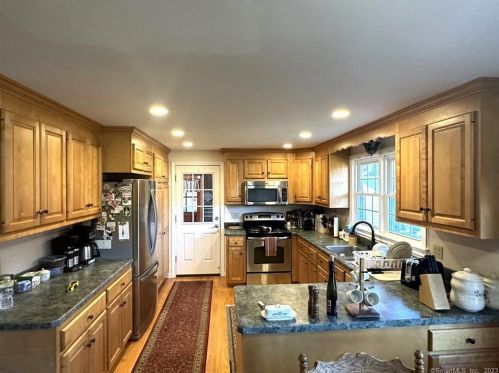 19 Butternut Ln, Kensington, CT 06037-1201