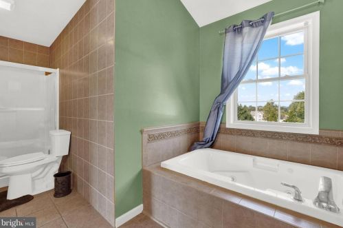 1433 Farm Cross Way, York PA  17408-8537 exterior