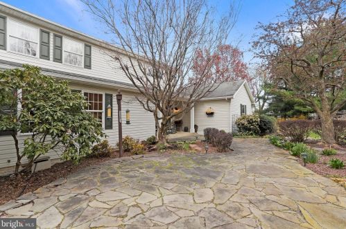 955 Stayman Dr, Falling Waters, WV 25419-3844