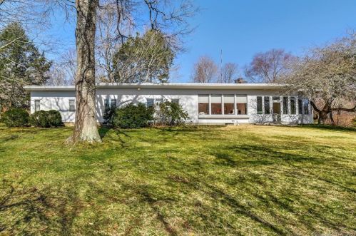 999 Monroe Tpke, Upper Stepney CT  06468-1929 exterior