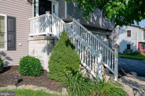 319 Devon Dr, Lancaster PA  17603-4609 exterior