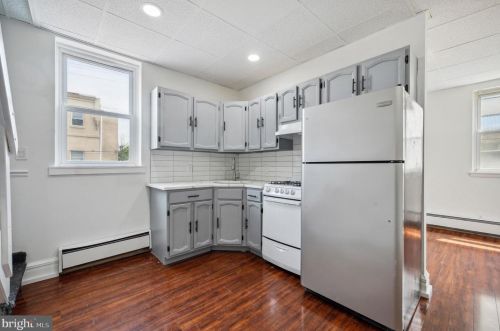 2201 Hicks St, Philadelphia, PA 19145-3926