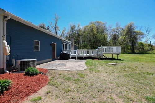599 King St, Wapping, CT 06074-4018