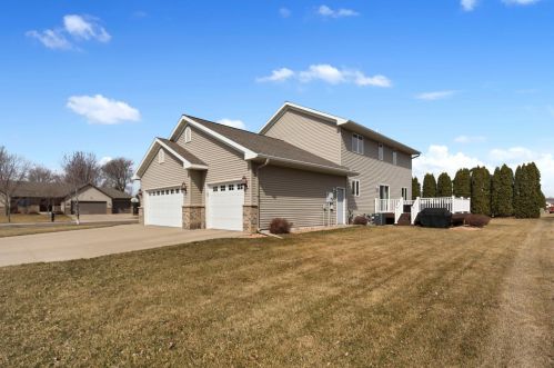 1704 Oakes Dr, Saint Cloud, MN 56303-4054