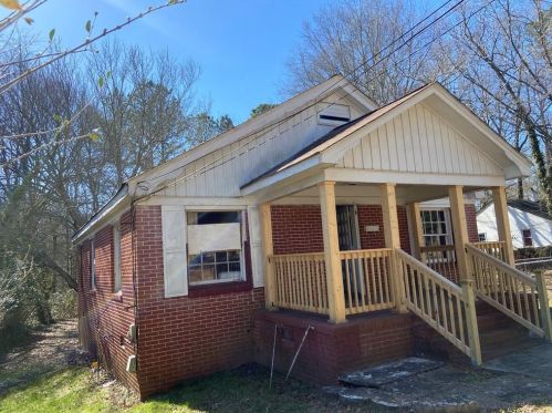 47 Berry Ave, Newnan, GA 30263-1448