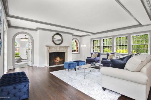 21 Calhoun Dr, Greenwich CT  06831-4406 exterior