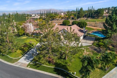 7470 Chateau Rdg Ln, Riverside CA  92506-7542 exterior