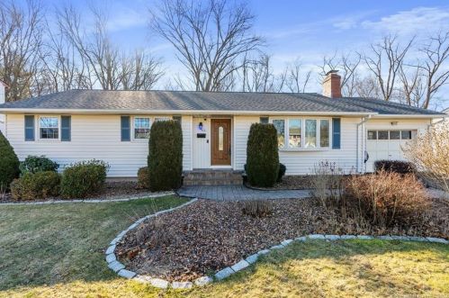 61 Augusta Dr, Hartford, CT 06111-2502