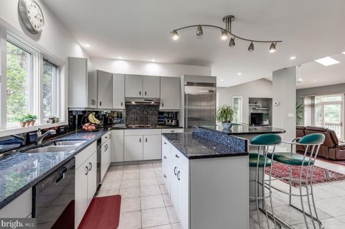 8 Tomlyn Dr, Princeton NJ  08540-4316 exterior