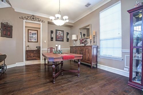 2561 Grn Oak Dr, Carrollton TX 75010-4221 exterior