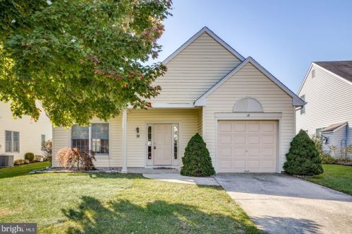 18 Lantern Ln, Columbus, NJ 08022-1111