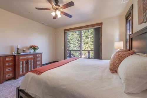 10955 Ski Slope Way, Truckee CA  96161-6613 exterior