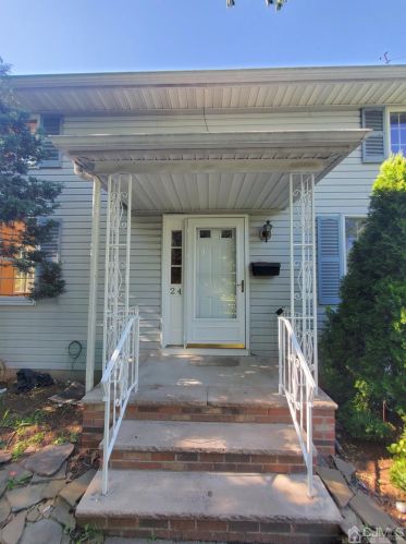 24 Scotland Ave, Edison, NJ 08817-5447