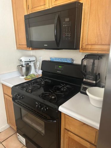 822 La Mesa Ln, Los Banos, CA 93635-2800