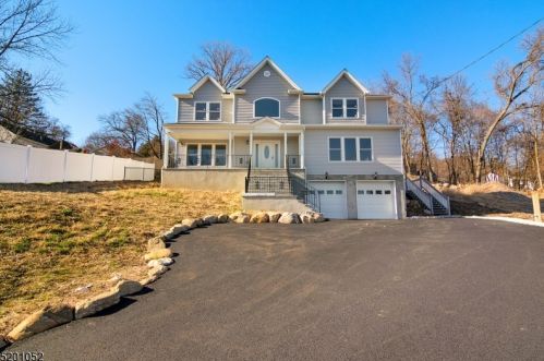 40 Elizabeth St, Bloomingdale, NJ 07403-1227