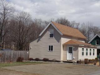 48 High St, Epping, NH 03042-2413