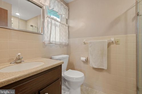 1046 Devonshire Rd, Lancaster PA  17601-1609 exterior