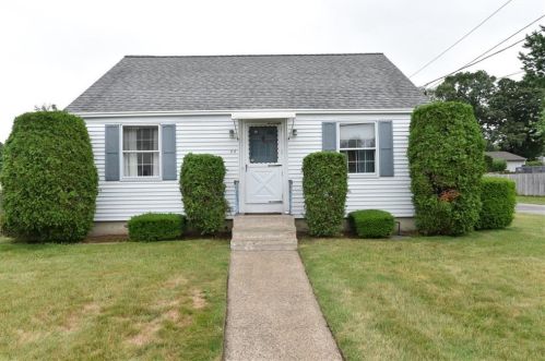 44 Birch St, Warwick, RI 02888-3611
