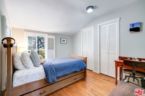 2660 Glenoaks Blvd, Glendale CA  91206-3107 exterior