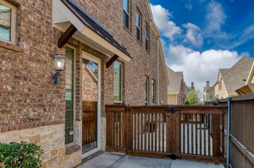 10537 Chaucer Hill Ln, Irving TX  75063-5442 exterior
