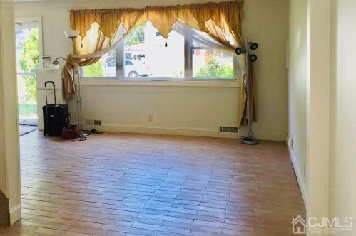 12 Warren St, Iselin, NJ 08830-1136