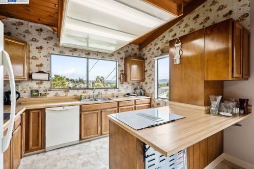 18351 Carlton Ave, Hayward, CA 94546-1962