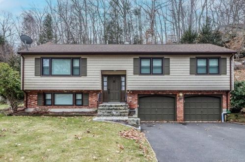 78 Longfellow Rd, Huntington CT  06484-1623 exterior