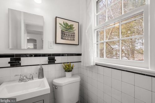 1626 Oakview Dr, Silver Spring MD 20903-2243 exterior