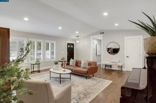 1833 Leo Ln, Concord CA  94521-2348 exterior