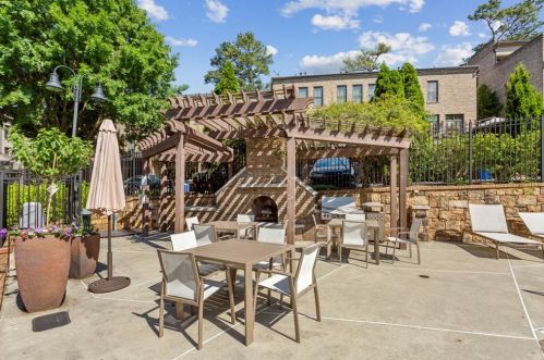 33 Honour Ave, Atlanta GA  30305-1119 exterior
