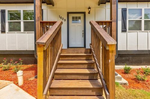 1629 Beecher St, Atlanta, GA 30310-2428