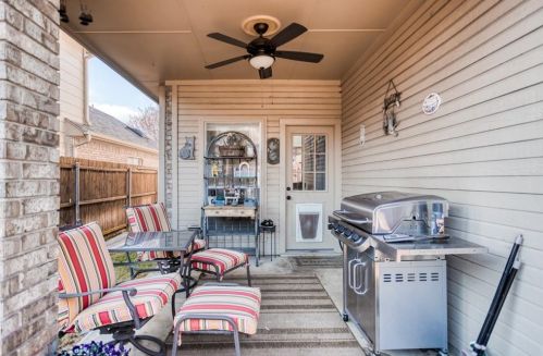 2210 Meadowstone Dr, Carrollton TX 75006-2642 exterior