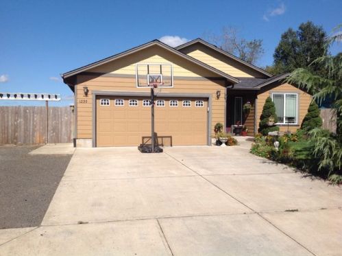 1235 Greenview Dr, Woodburn, OR 97071-3634