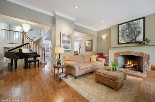 1118 Wolfram St, Chicago, IL 60657-4330