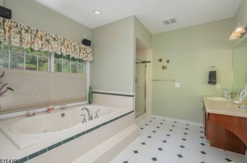 33 Roc Etam Rd, Dover NJ  07869-2427 exterior