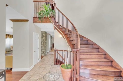 78 Myrtle Ave, Edgewater, NJ 07020-1406