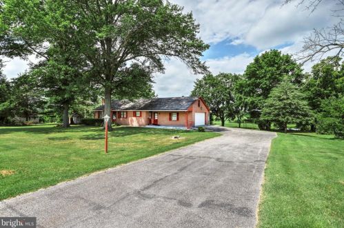 4621 Paradise Rd, York, PA 17315-3905