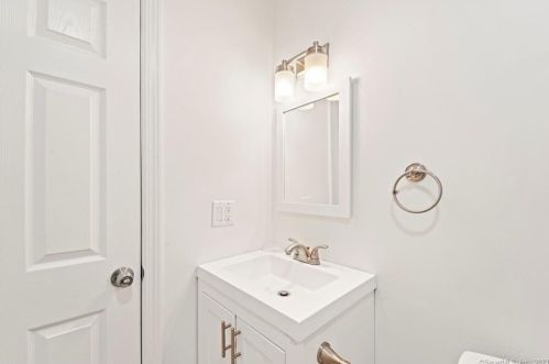27 Hawthorne Dr, Norwalk CT  06851-4113 exterior