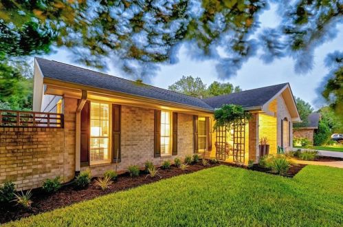 7105 Fence Line Dr, Austin, TX 78749-2309