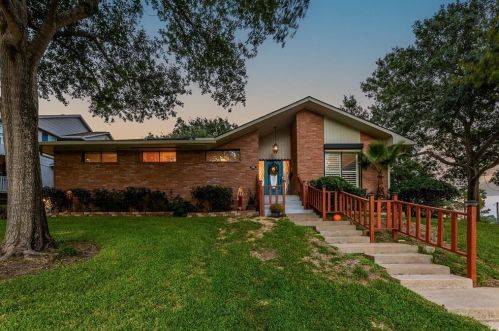 702 Timber Cove Dr, Taylor Lake Village, TX 77586-4616