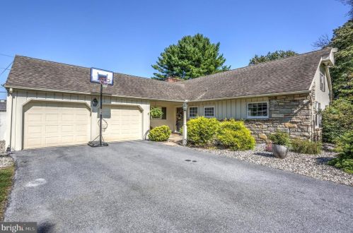 1220 Country Club Dr, Lancaster PA  17601-5208 exterior