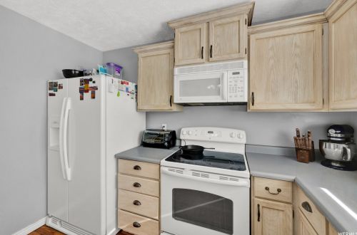 1367 Little Crk Dr, Taylorsville UT 84088-6544 exterior