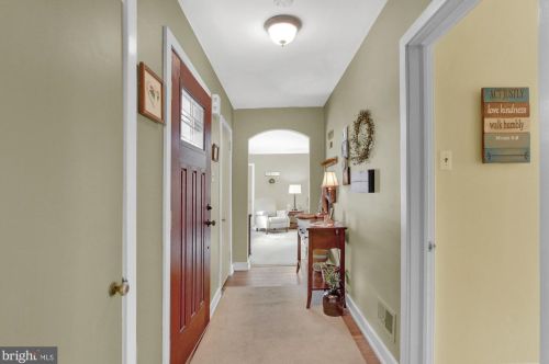 845 Moffett Ln, York, PA 17403-3314