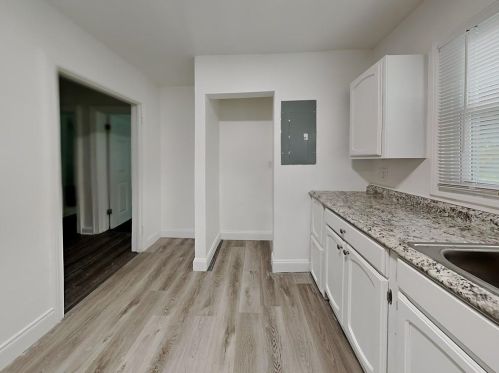 692 Jett St, Atlanta GA  30318-8538 exterior