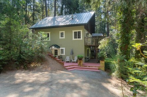 3967 Canyon Rd, Snowline Camp, CA 95709-9799